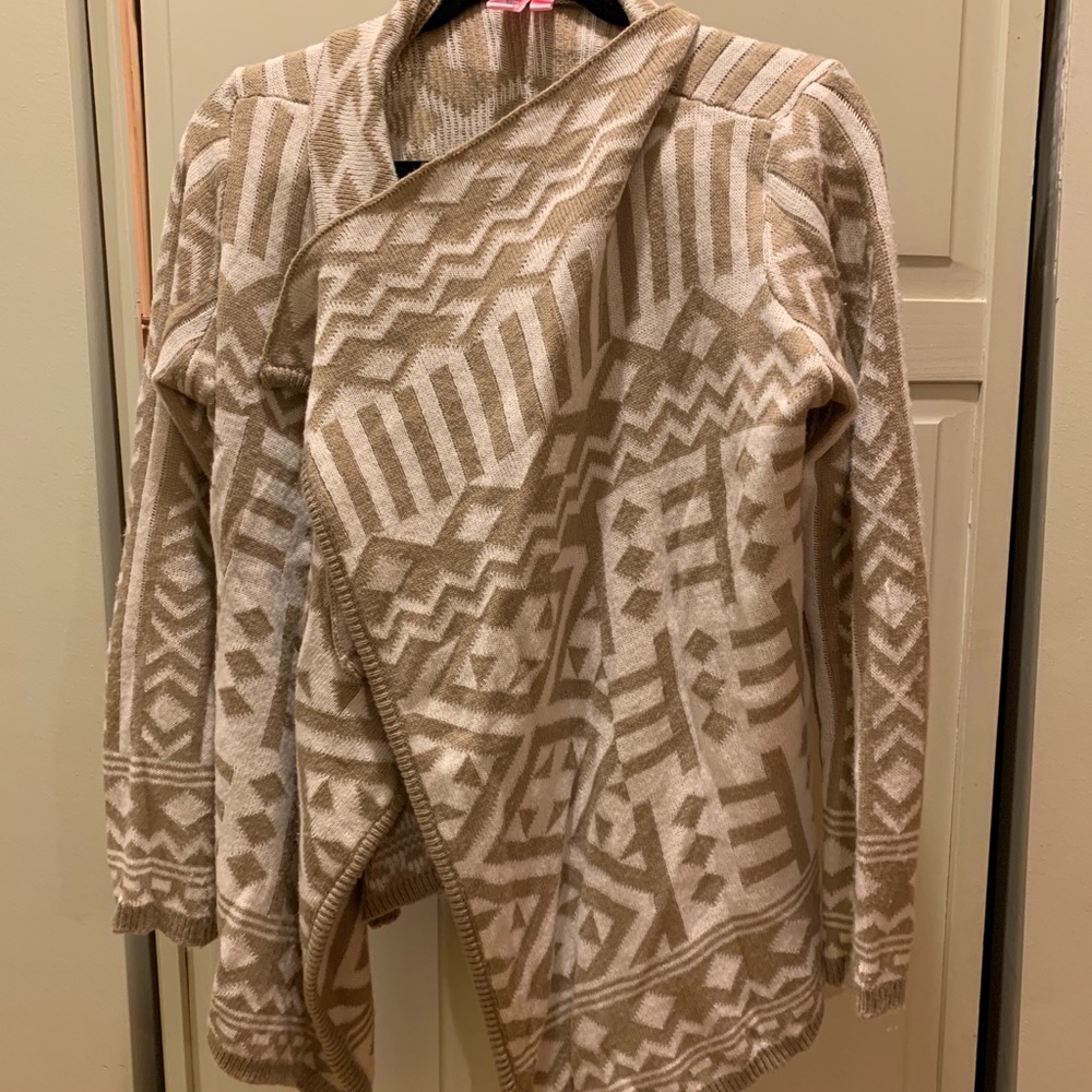 shawl sweater w/ geometric design
